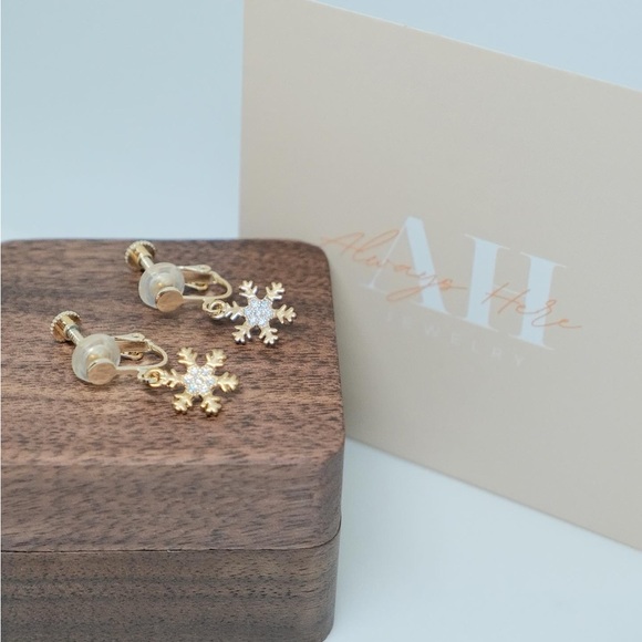 Simple Snowflake Earrings - Picture 3 of 3